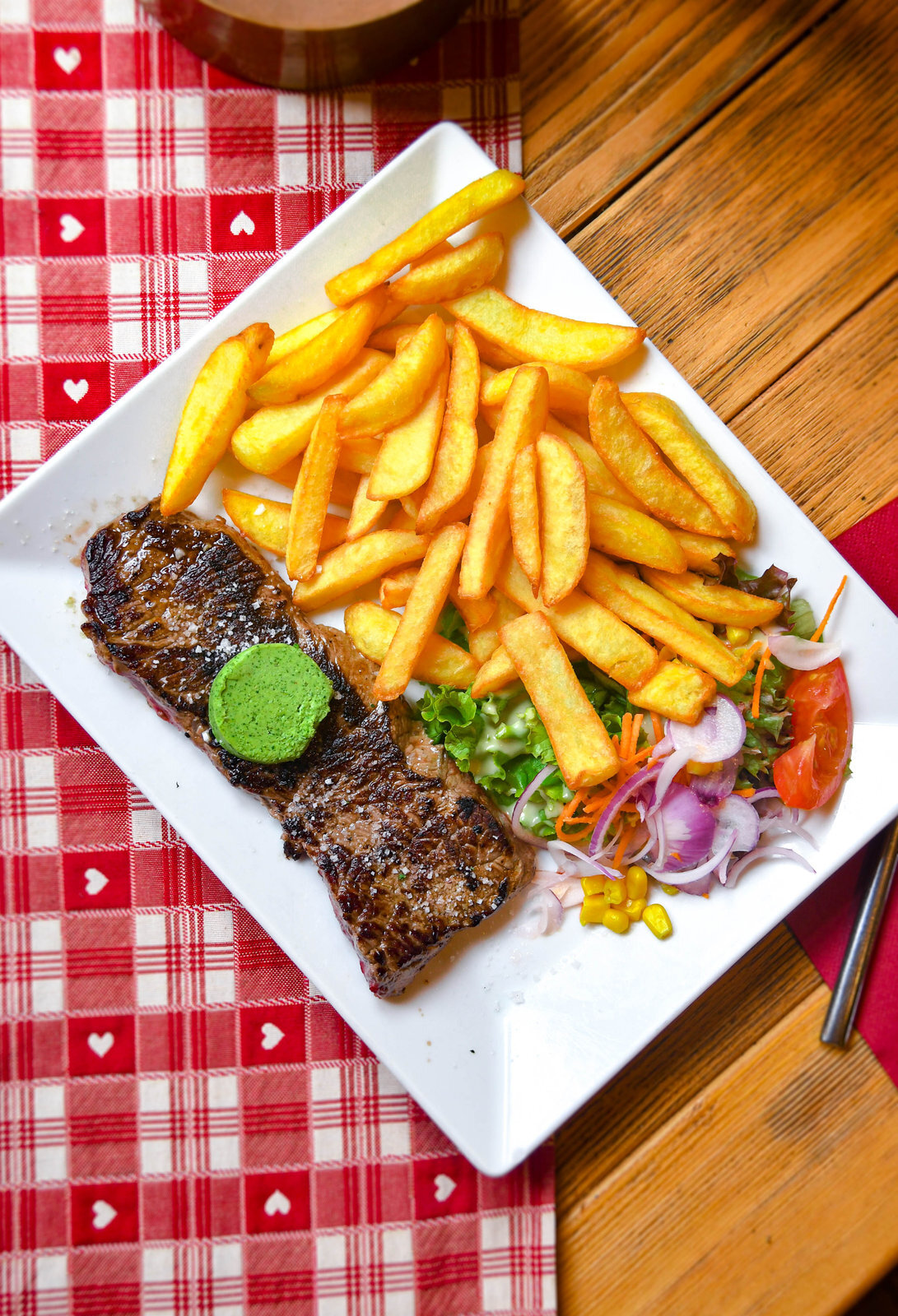 Entrecôte grillée au beurre persillé et frites maison