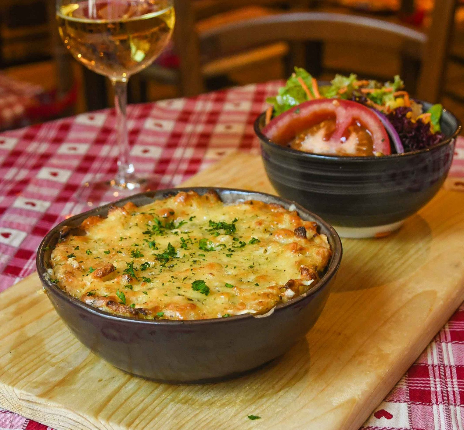 Gratin de spätzle au munster avec verre de vin blanc