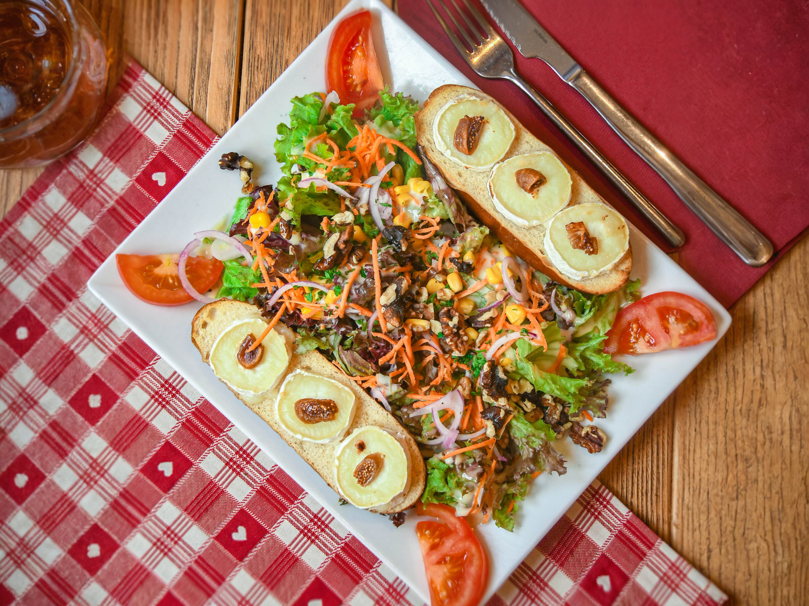 Salade aux toasts de chèvre chaud sur pain alsacien