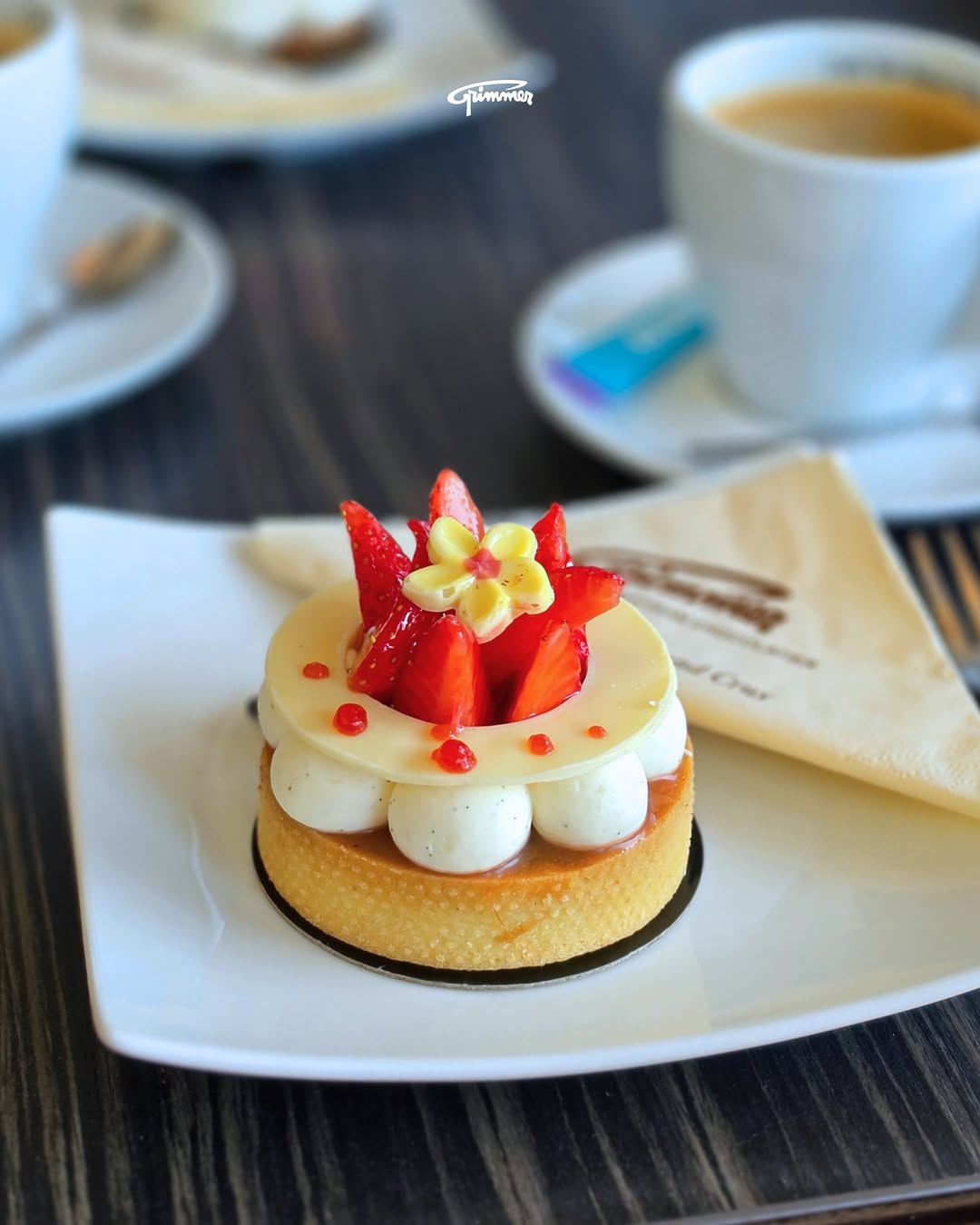 Tartelette aux fraises servie au salon de thé Grimmer avec un café