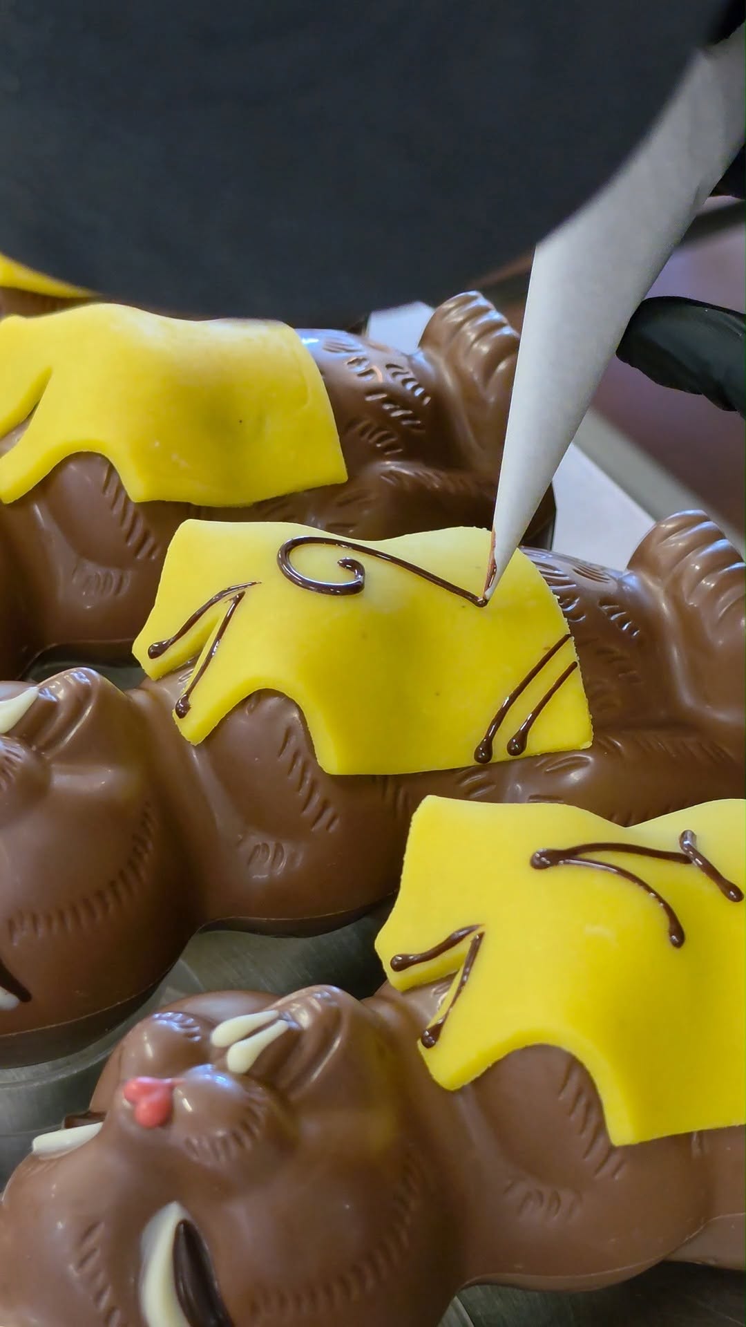 Lapins de Pâques en chocolat décorés à la main