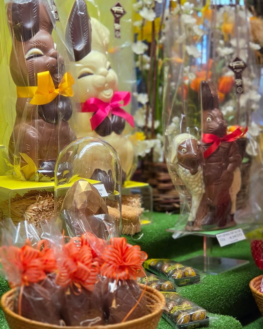 Vitrine de Pâques de la Maison Grimmer : lapins et sujets en chocolat
