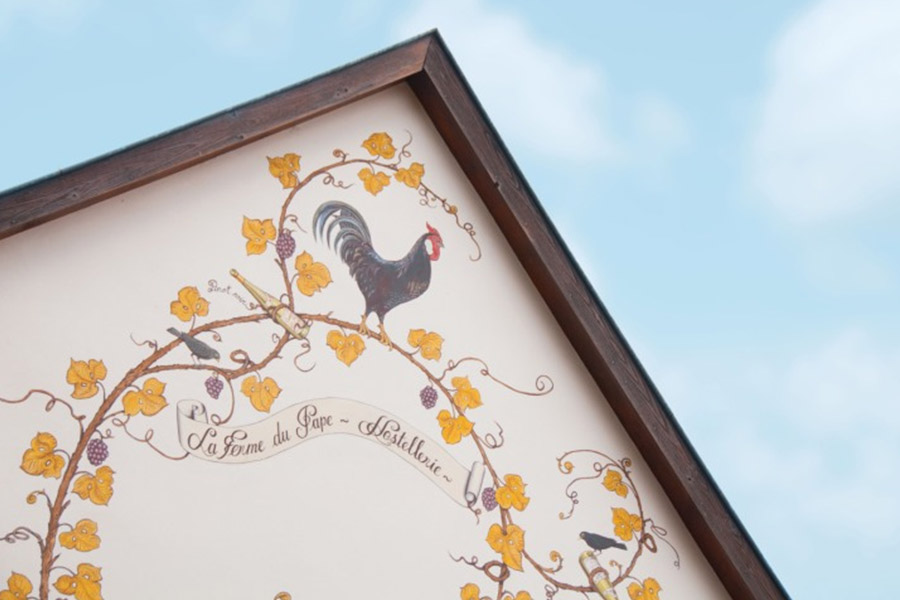 L'enseigne peinte de La Ferme du Pape — coq alsacien sur vigne dorée