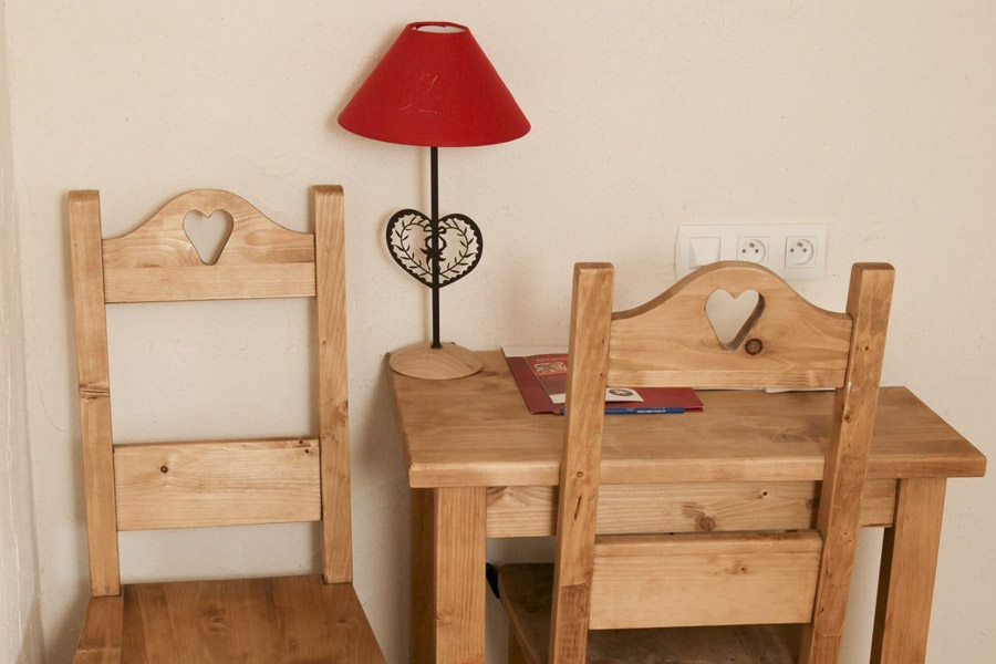 Bureau en bois alsacien — détail de chambre