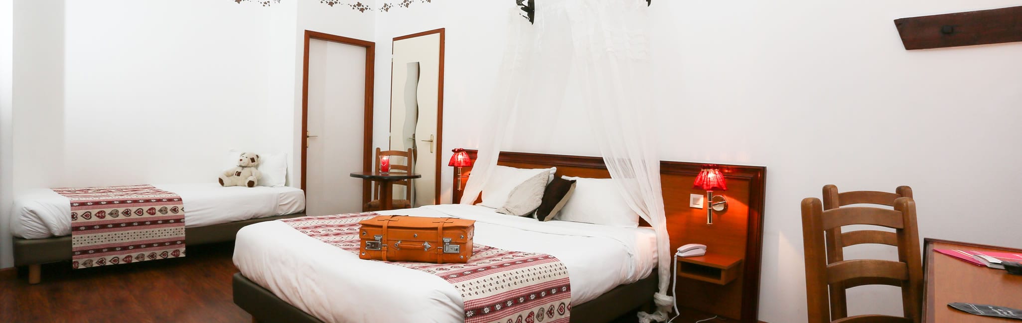 Chambre à baldaquin, décoration alsacienne rouge