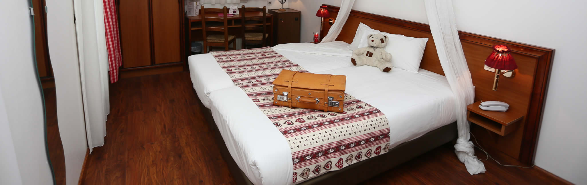 Chambre double — parquet et déco alsacienne