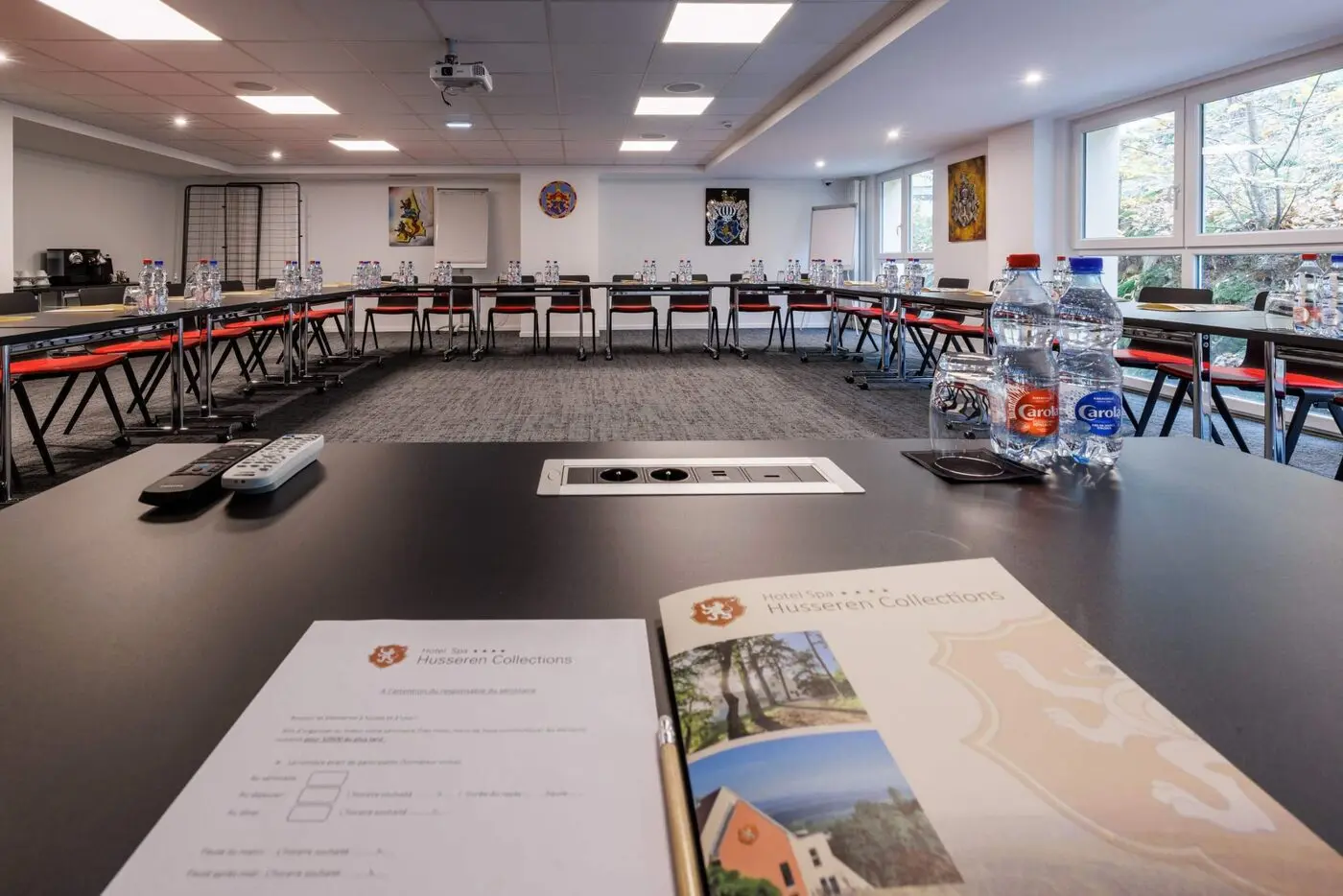 Salle de séminaire en configuration réunion