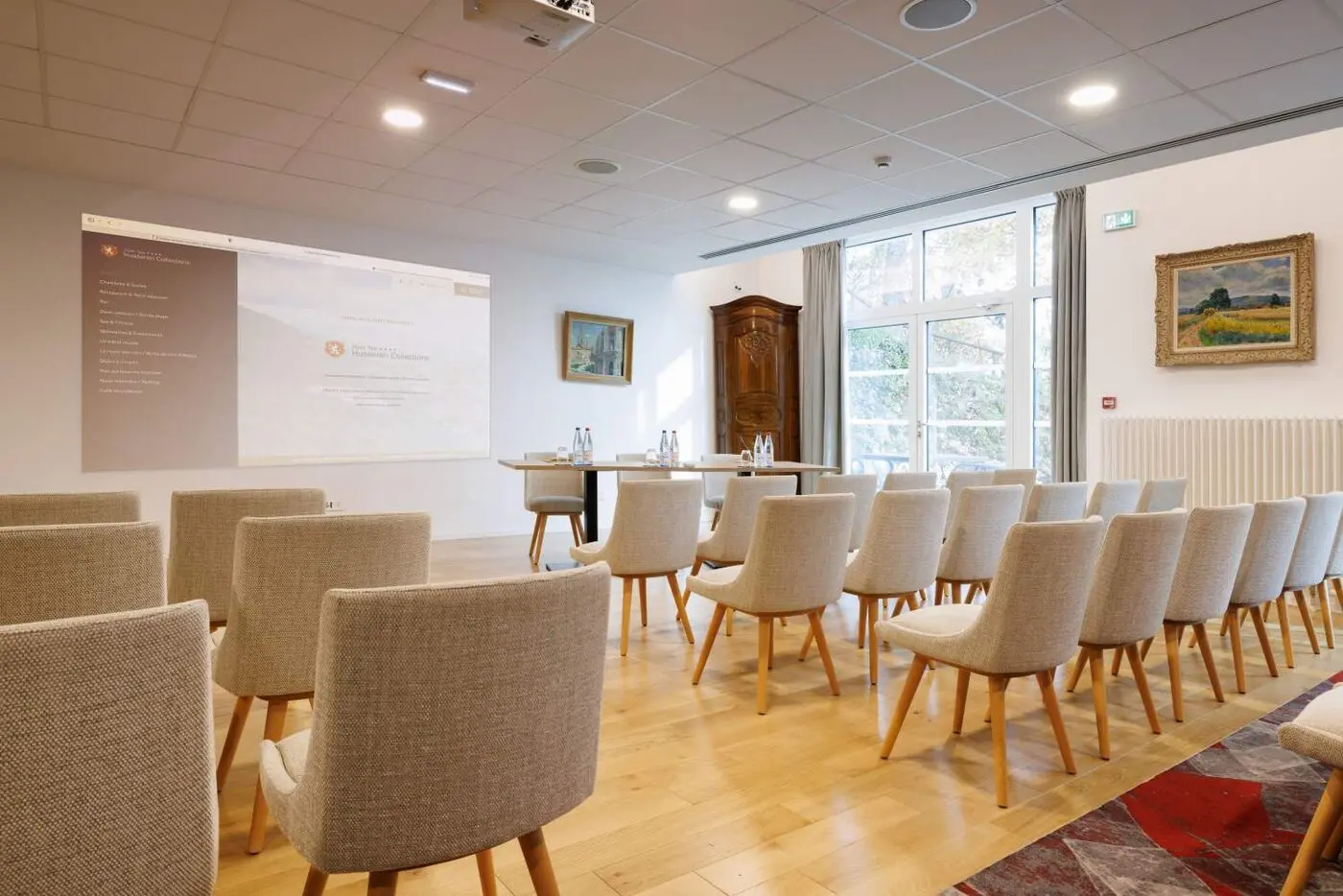 Salle de réception dressée pour un événement