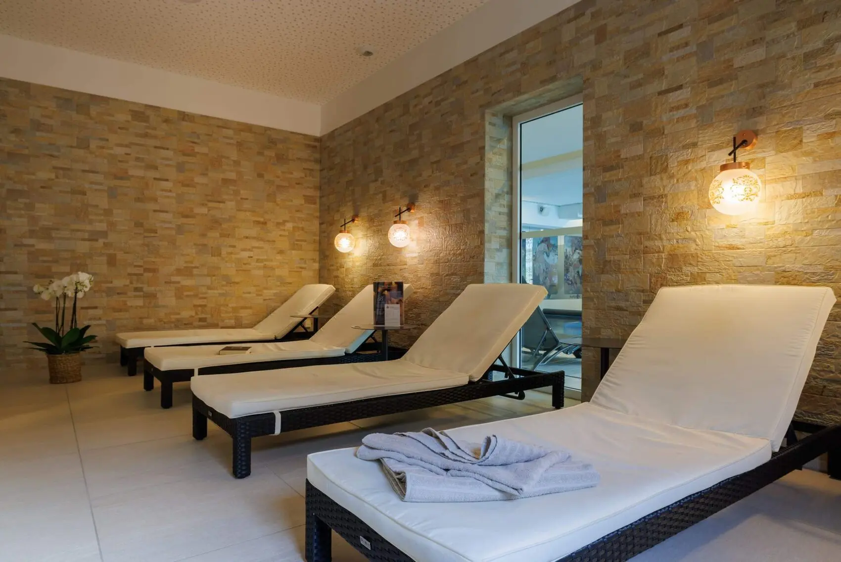 Espace de détente et transats du spa