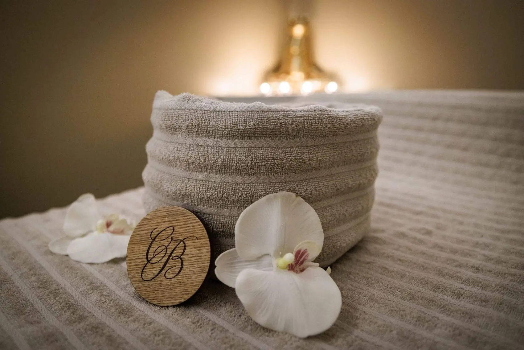 Détail soin : serviette, orchidée et savon signé Camille Becht