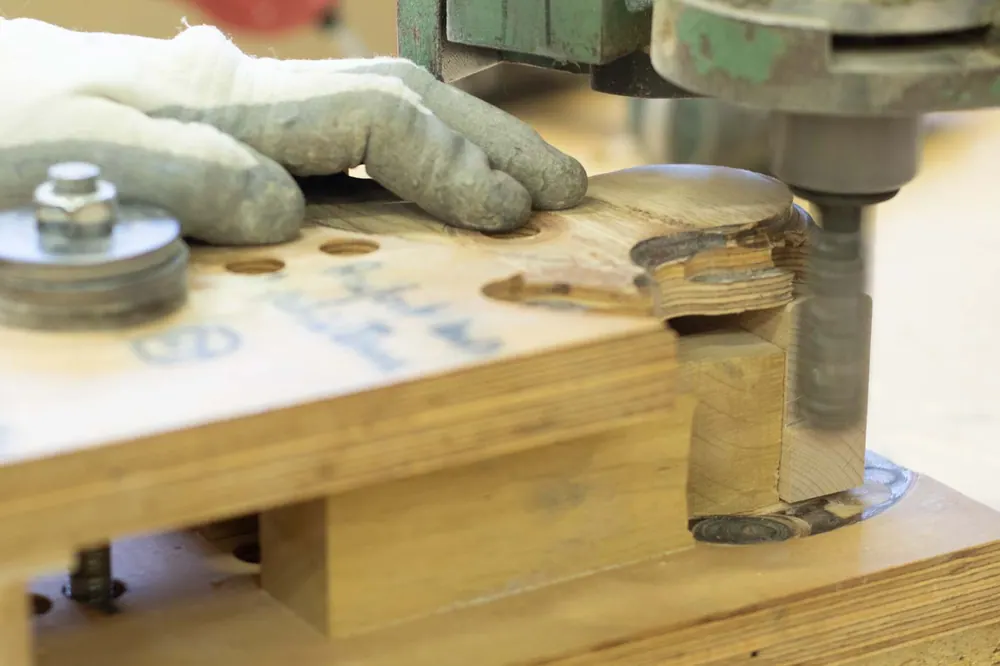 La coulisse. Les mécanismes d'extension ne sont pas achetés : ils sont dessinés et fabriqués à l'atelier.