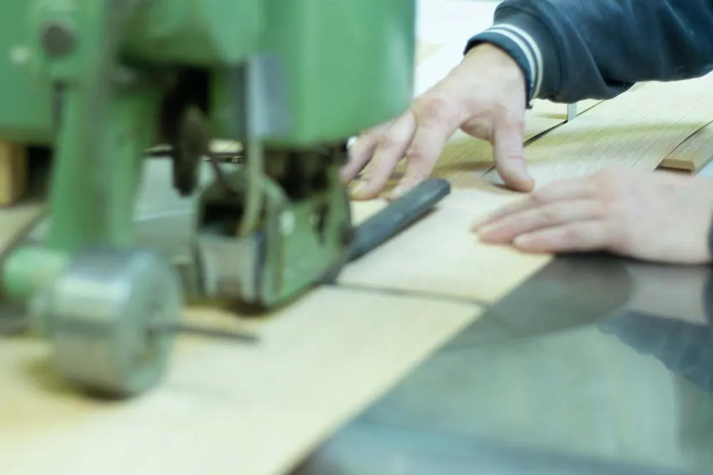 Travail du bois à l'atelier Rebert Mobilier, à Andolsheim