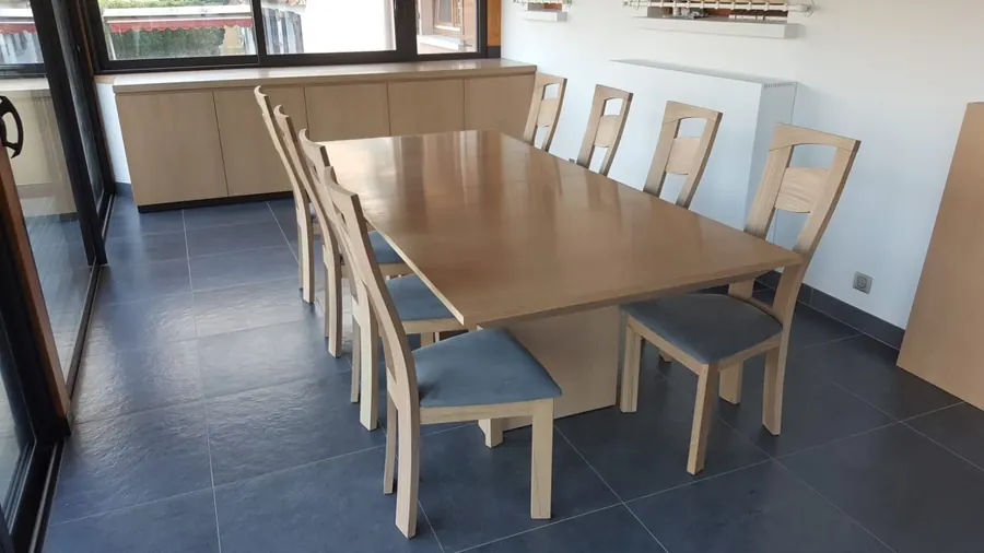 Oxygène chêne 240 cm et son enfilade. Table Oxygène bois en chêne, 240 × 110 × H 75 cm, ouverte à 540 cm. Plateau chant droit, ceinture biaisée, six