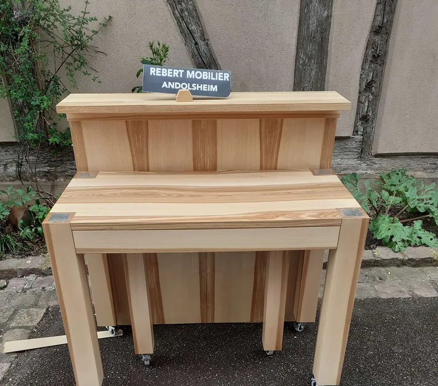 Console à roulettes surmontée d'une étagère. Console sur roulettes à frein en frêne olivier, 100 × 50 cm, avec quatre allonges de 50 cm rangées dans son do