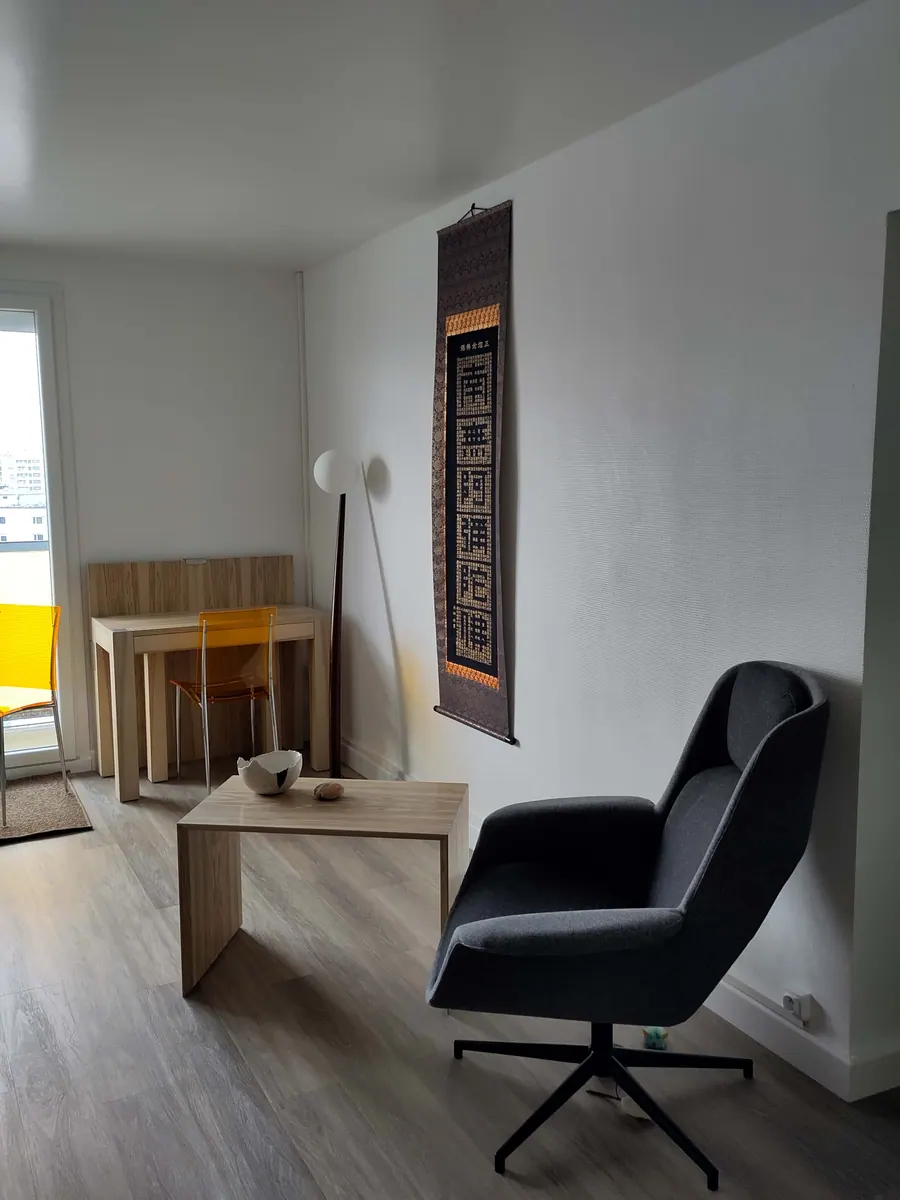 Console en frêne olivier, de 4 à 12 personnes. Console 50 × 100 cm extensible avec quatre rallonges allégées, de quatre à douze personnes. Au premier plan, u