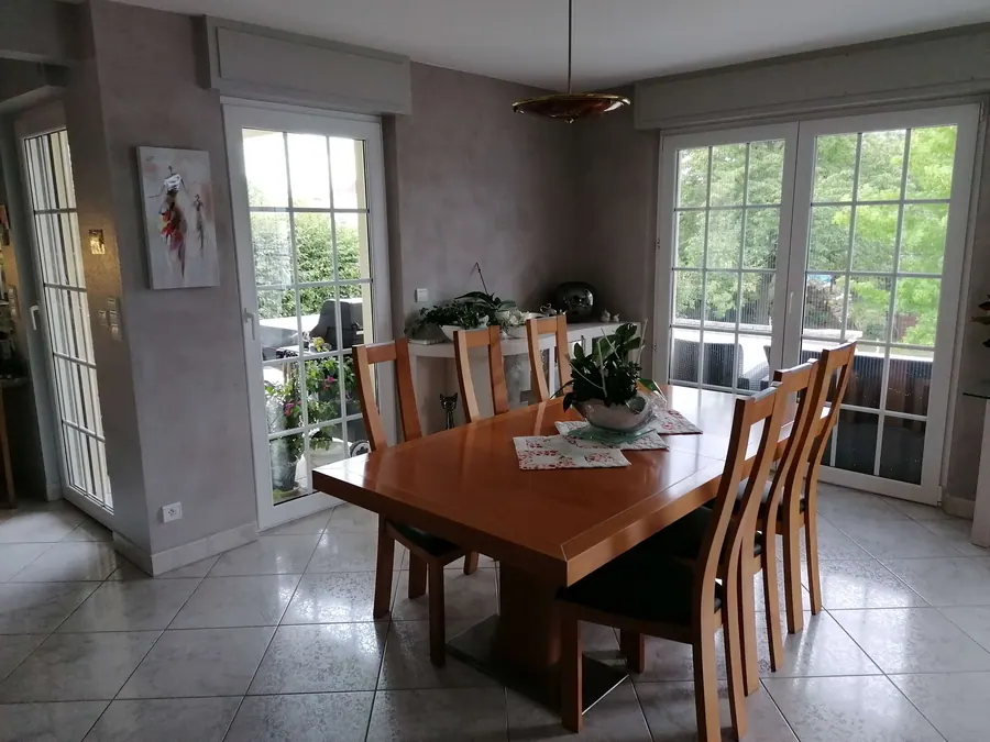 Déco double pied en merisier. Rectangulaire 200 × 110 × H 75,5 cm, six allonges inox de 50 cm rangées dans la table.