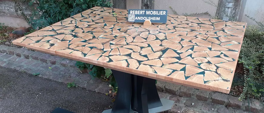 Déco X, bois de bout et résine. Table Déco X qui s'ouvre dans les deux sens, de une à six rallonges de 50 cm. Plateau en bois de bout de chêne