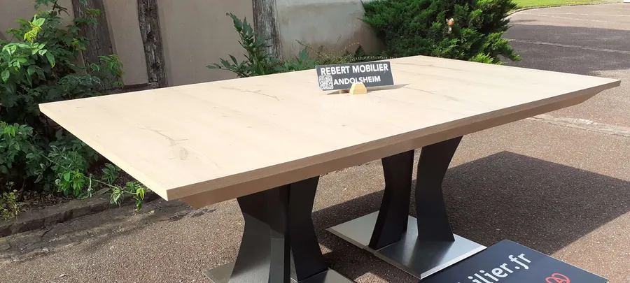 Déco X née d'une idée de client. Modèle créé à partir de l'idée d'un client. Déco X en chêne avec gerses et nœuds, destinée à une cuisine Grimm