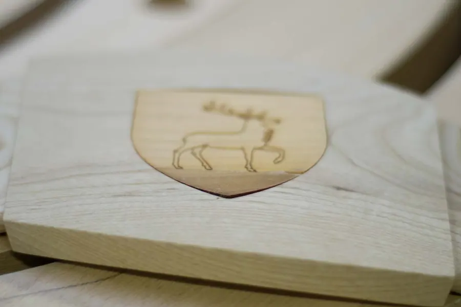 Le blason gravé. Gravure du blason de la commune dans le plateau. Réalisé notamment pour Hirtzfelden.