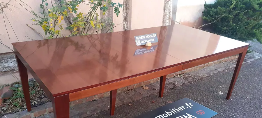 Plateau dépassant, allonges en merisier. 230 × 110 cm, six allonges en merisier toutes rangées dans la table. Ouverte : 530 cm, vingt personnes à soixa