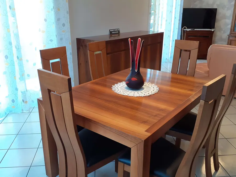 Enfilade et Contemporelle U en noyer. Ensemble enfilade trois portes avec table Contemporelle U en noyer et six chaises en chêne assorties.