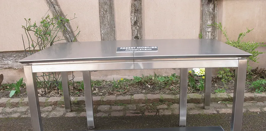 Les Extérieurs, table extensible sur mesure
