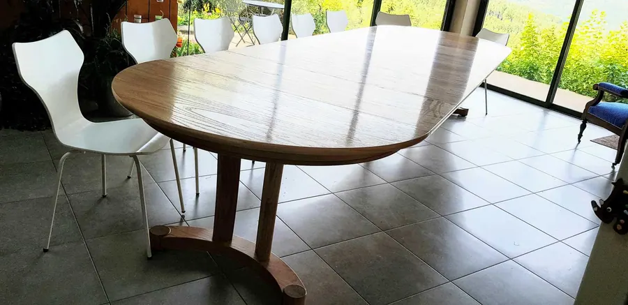 Intemporelle ronde Ø 130 cm, ouverte. Table ronde Intemporelle de diamètre 130 cm, en position ouverte.