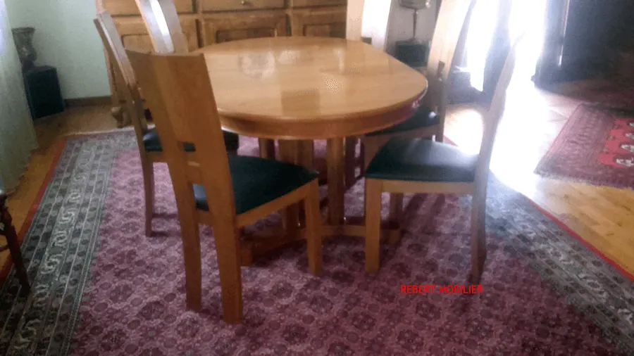 Les Intemporelles en merisier. Table classique de la gamme Les Intemporelles, en merisier.