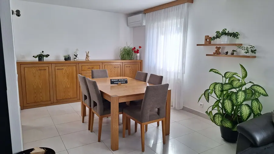 L'ensemble complet : table, bahut, étagères. Bahut de trois mètres : deux caissons deux portes de 1,20 m sans montant intermédiaire, un caisson central à t