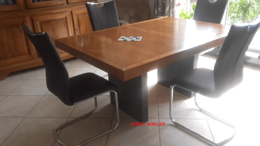 Oxygène bois, frisage fil merisier. Fermée 200 × 110 × H 75 cm, de une à six allonges de 50 cm pour vingt personnes. Frisage fil avec emboîture me