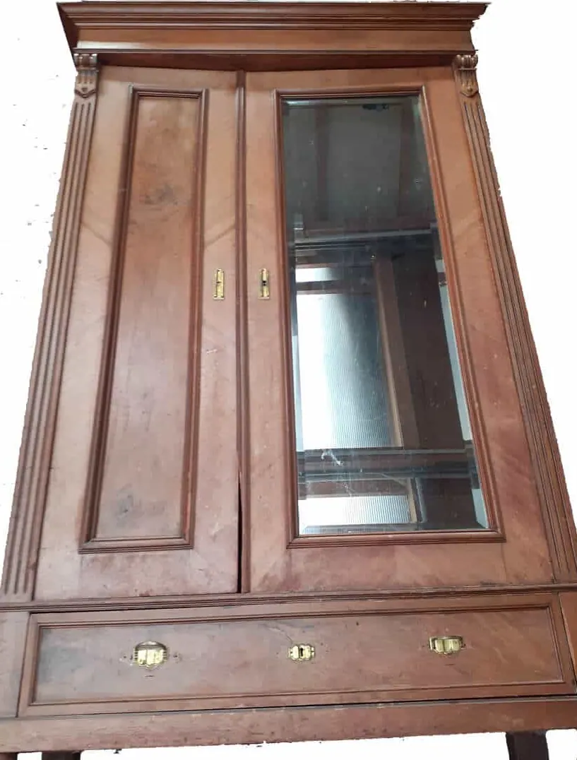 Armoire à glace, avant. Une armoire de famille dont la finition a terni et dont les portes ne fermaient plus droit.