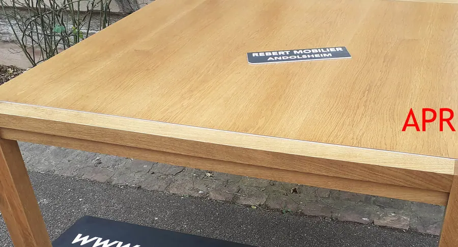 Table de famille, après. Décapage et remise en teinte. Le plateau retrouve son grain et sa couleur.
