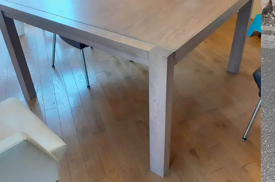 Table de famille, avant. Table de famille arrivée grise, sa finition partie en poussière.