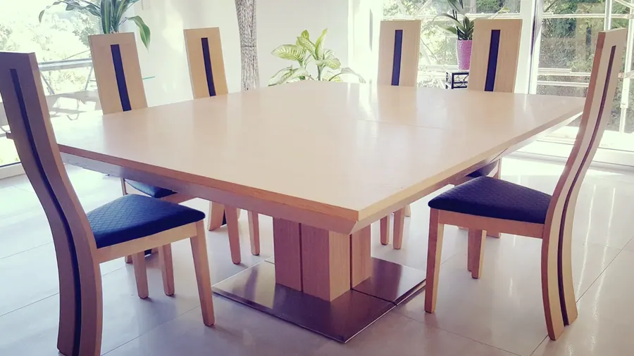 Carrée 180 × 160 cm en chêne. Table carrée 180 × 160 cm en chêne avec six rallonges de 47 cm.