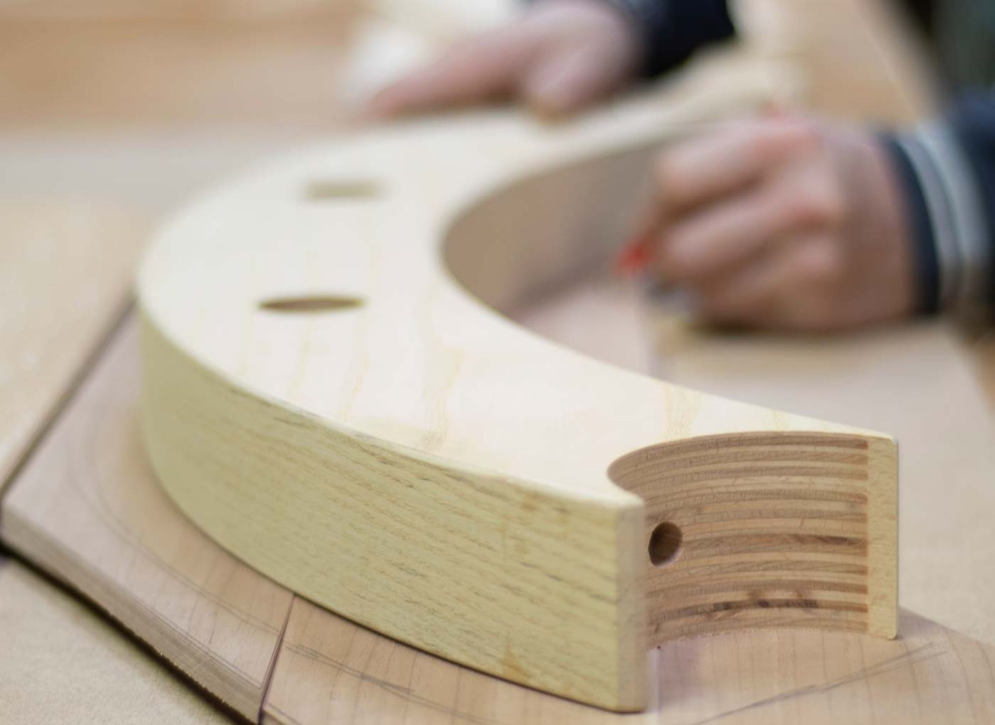 Façonnage d'un plateau de table cintré à la main