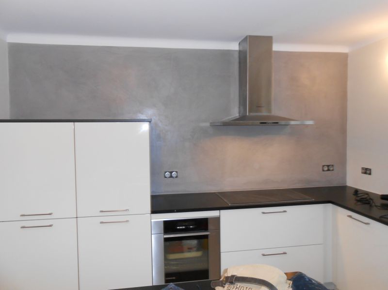 Cuisine moderne — mur en béton ciré et finitions — Reininger Peinture Colmar